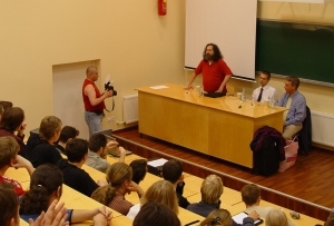 Föreläsning om mjukvarupatent på Tekniska Högskolan i Riga, juli 2004.  Bakom katedern från vänster: Richard Stallman, Marco Schulze (tyska FFII), Christian Engström. Fotograf behöer ej anges.