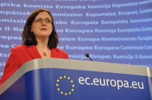 Sveriges EU-kommissionär Cecilia Malmström (FP) slåss för sin baby Swift-avtalet